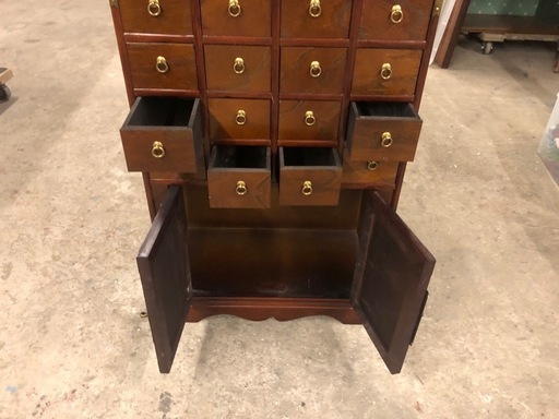 【お盆セール】李朝家具 薬箪笥 アンティークっぽい雰囲気の重厚感ある佇まい☺️ 57cm×27cm×高さ80cm お盆セール】李朝家具 薬箪笥 販売 アンティークっぽい雰囲気の重厚感