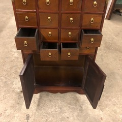 李朝家具 薬箪笥 アンティークっぽい雰囲気の重厚感ある佇まい☺️ 57cm×27cm×高さ80cmの画像