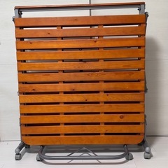 折りたたみ式ベッドの画像