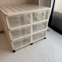 収納家具、クリアケース、キャスター付きの画像