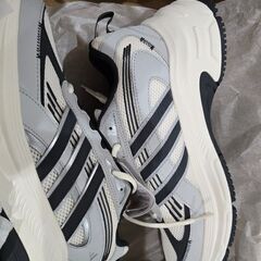 新靴 Adidas の画像