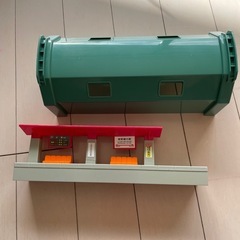 プラレール　情景　駅舎　高架トンネル　信号機　踏み切り　陸橋セット
の画像
