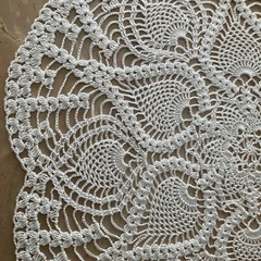 レース編みテーブルセンターの画像