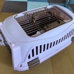 小型犬猫のキャリーケースの画像