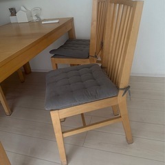 IKEAのダイニングテーブルセットの画像