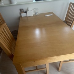 IKEAのダイニングテーブルセットの画像