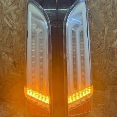 200系ハイエースヴァレンティジュエルLEDテールランプREVOクリア/クロームの画像