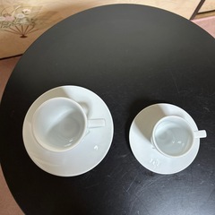 デミタスカップとコーヒーカップの画像