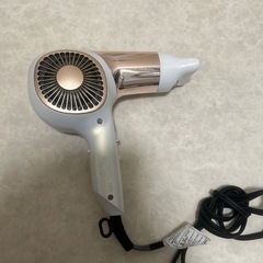 コイズミの「KHD-9950 ホワイト SALON sense 300」イオンバランスドライヤーです。の画像