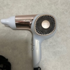 コイズミの「KHD-9950 ホワイト SALON sense 300」イオンバランスドライヤーです。の画像