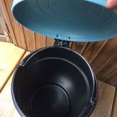 新品未使用◎蓋付きブリキペダルゴミ箱 12ℓ スモークブルー 持ち手付き 中バケツ取り外し可能の画像