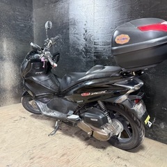 ★支払総額10.8万円★定休日なし！いつでも現車確認可能！ ホンダ PCX125 黒 JF28 人気のPCX！ 4ストインジェクション！ 集中キー！ リアボックス付き！ 社外マフラー！社外ブレーキレバー！ アルミステップ！ サイスタ付き！の画像