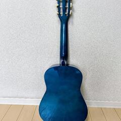 トルコブルーのアコースティックギターの画像