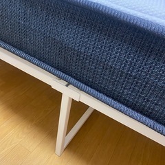 ベッドとベッドフレームの画像