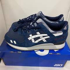 ASICS ネイビー ランニングシューズの画像