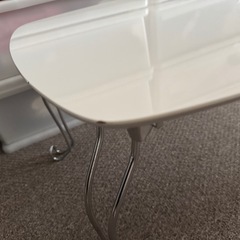 白のローテーブルの画像