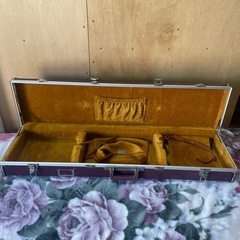 ③ 楽器ケース 中古品 三味線？ ハードケース 赤紫色の画像