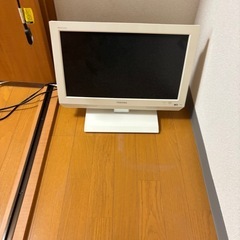 白色の小型テレビ