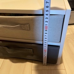 木製の小さな棚の画像