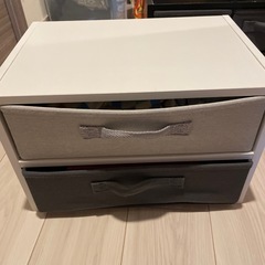 木製の小さな棚の画像