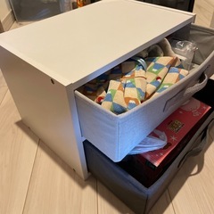 木製の小さな棚の画像