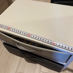木製の小さな棚の画像