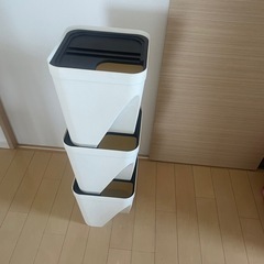 3段のゴミ箱の画像