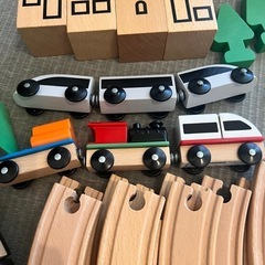IKEA 木製 電車 レール　車セットの画像