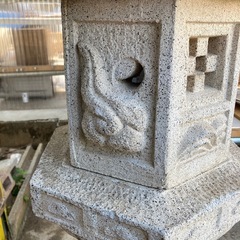 天辺少し欠けあります。　大きい灯籠の画像