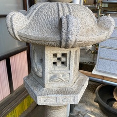 天辺少し欠けあります。　大きい灯籠の画像