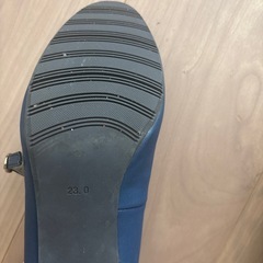 ブルーのパンプスの画像