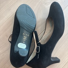 黒パンプスの画像