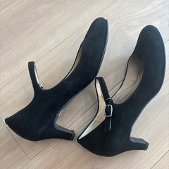 黒パンプスの画像