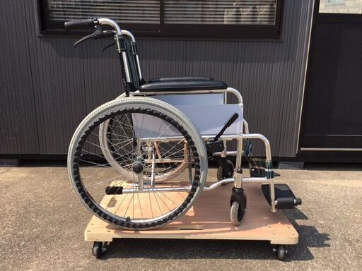 【未使用に近い美品・良品】　アルミ製車いす・車椅子（自走・介助兼用）　22インチ　耐荷重100㎏　ヤマトらくらく家財宅急便 車椅子 sg229
