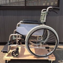 【未使用に近い美品・良品】　アルミ製車いす・車椅子（自走・介助兼用）　22インチ　耐荷重100㎏　ヤマトらくらく家財宅急便の画像