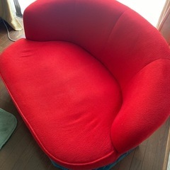 赤い　オシャレな　ソファ　2人用の画像