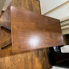 木製テーブルの画像