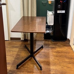 木製テーブルの画像