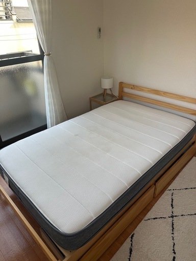 ベッド、マトレス、ブランケットと枕