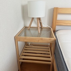 サイドテーブルとランプ