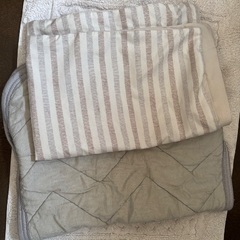 【終了しました】枕カバー　1つはニトリ