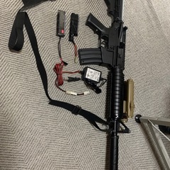 10禁エアガン　サバゲー　バッテリー2個　
充電器セットの画像