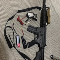 10禁エアガン　サバゲー　バッテリー2個　
充電器セットの画像