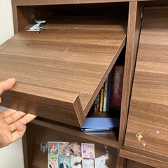 シールベタベタのキャビネットの画像