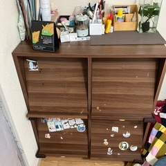 シールベタベタのキャビネットの画像