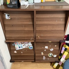 シールベタベタのキャビネット