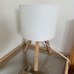 サイドテーブルとランプの画像