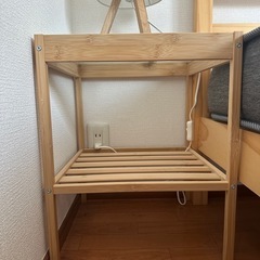 サイドテーブルとランプの画像