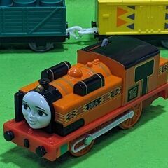 美品●プラレール トーマスフレンズ★TS-２２ きかんしゃ ニア ケニア出身 女性機関車★純正３両編成 簡易清掃 整備点検 静穏走行確認済◎の画像
