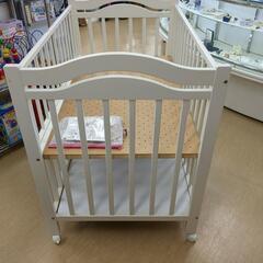 ベビーベッド ホワイト キャスター付で移動ラクラク  赤ちゃんに安心な寝床 新生児～にぴったり【こちらは店舗です。浜村鹿野温泉ICから3分 買取本舗 宮本リサイクル 営業時間9～19時 定休日水曜のみ←連絡できませんm(_ _)m】の画像